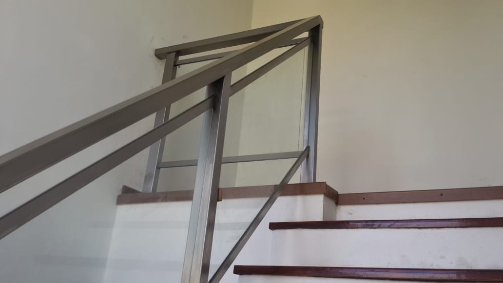 Ejemplo de baranda en acero inoxidable con vidrio templado